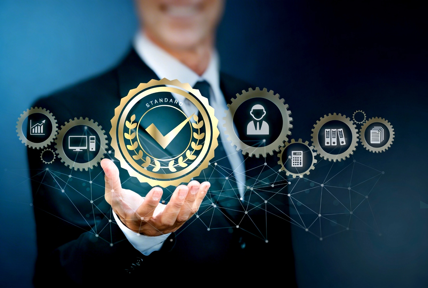 Mes West GmbH - Fachkräfte-, Investitions- und Unternehmenslösungen - Eine Personenhand hält ein goldenes Siegel mit einem Häkchen und Symbolen für Unternehmenssicherheit und -management.