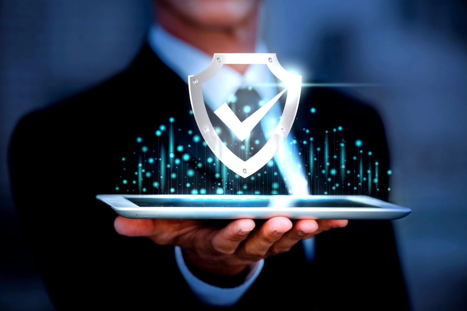 Mes West GmbH - Fachkräfte-, Investitions- und Unternehmenslösungen - Ein Mann im Anzug hält ein Tablet, über dem ein leuchtendes Schild- und ein Häkchensymbol schweben.